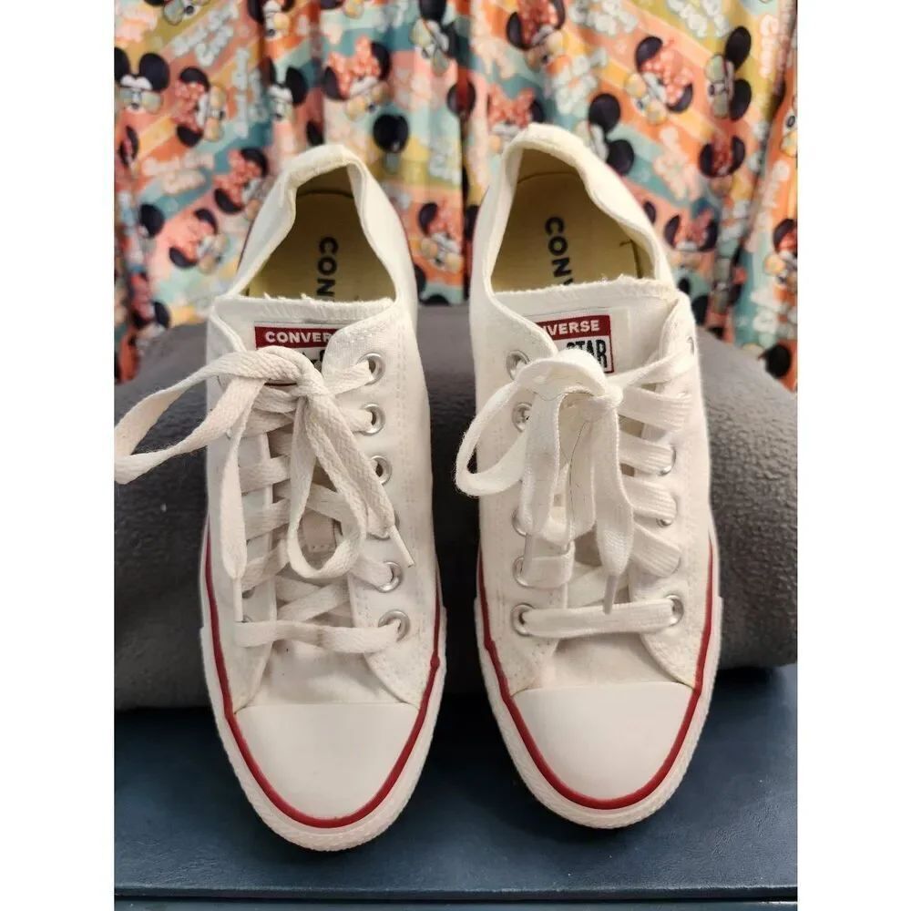 Converse Chuck Taylor All Star low-top sneakers mens Size 6 Womens Size 8.These